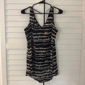 EXPRESS B&W TIE DYE/IKAT PRINT HI-LOW TABK TOP